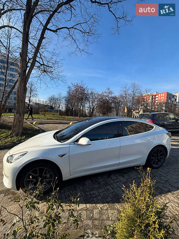 Седан Tesla Model 3 2020 в Львове