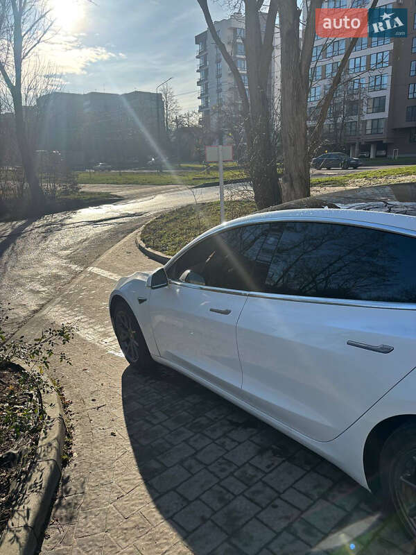 Седан Tesla Model 3 2020 в Львове