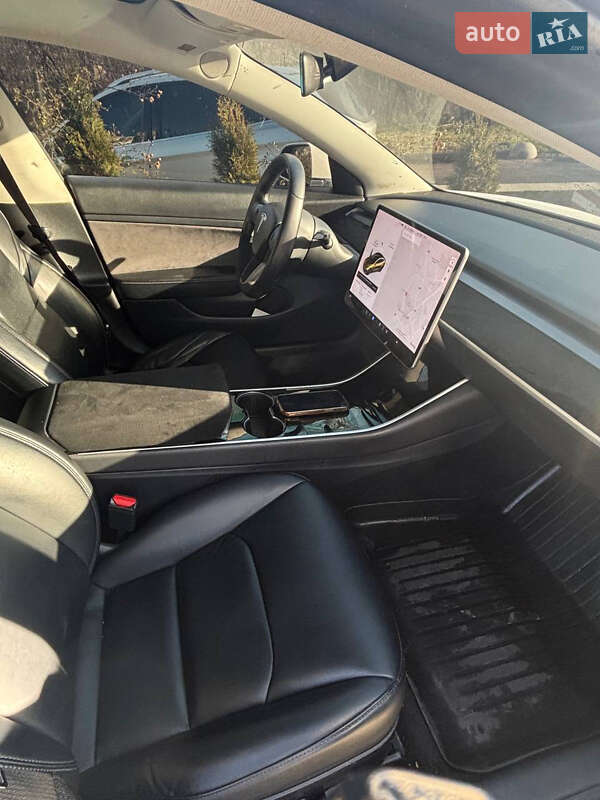 Седан Tesla Model 3 2020 в Львове