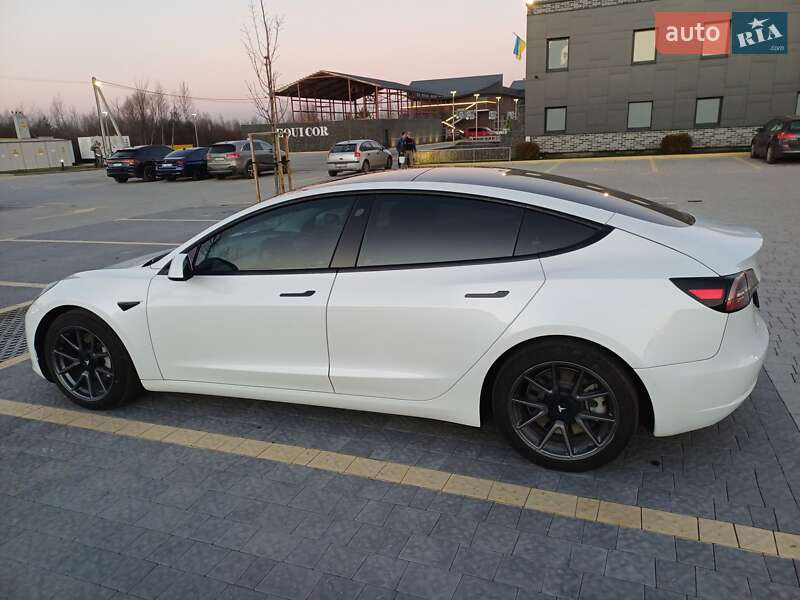 Седан Tesla Model 3 2021 в Львове