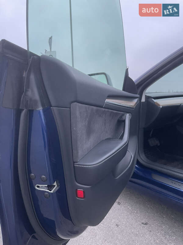 Седан Tesla Model 3 2022 в Киеве