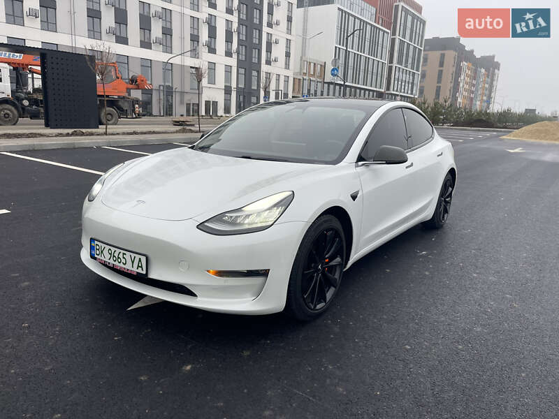 Седан Tesla Model 3 2019 в Ровно