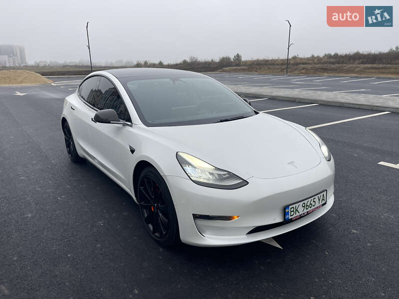 Седан Tesla Model 3 2019 в Ровно