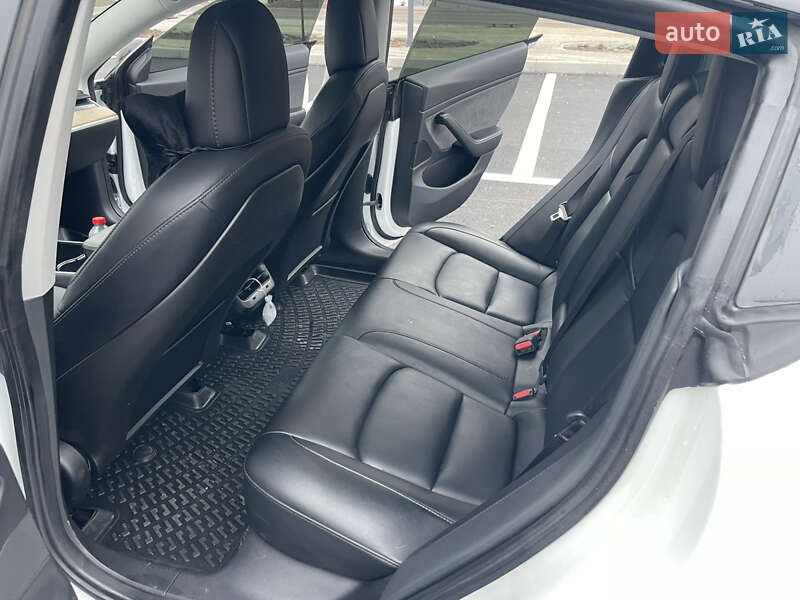 Седан Tesla Model 3 2019 в Ровно