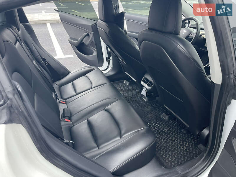 Седан Tesla Model 3 2019 в Ровно