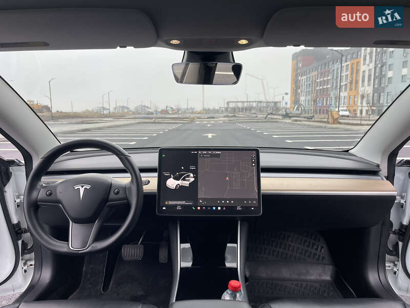 Седан Tesla Model 3 2019 в Ровно