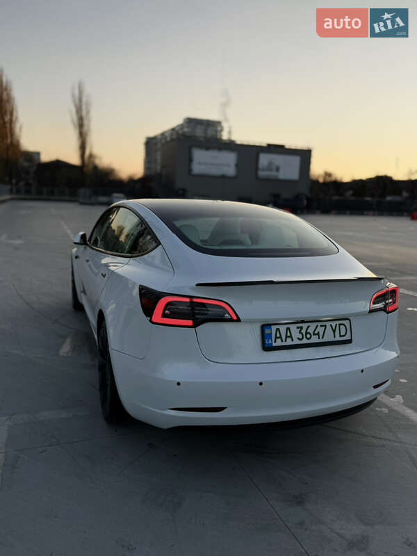 Седан Tesla Model 3 2022 в Киеве