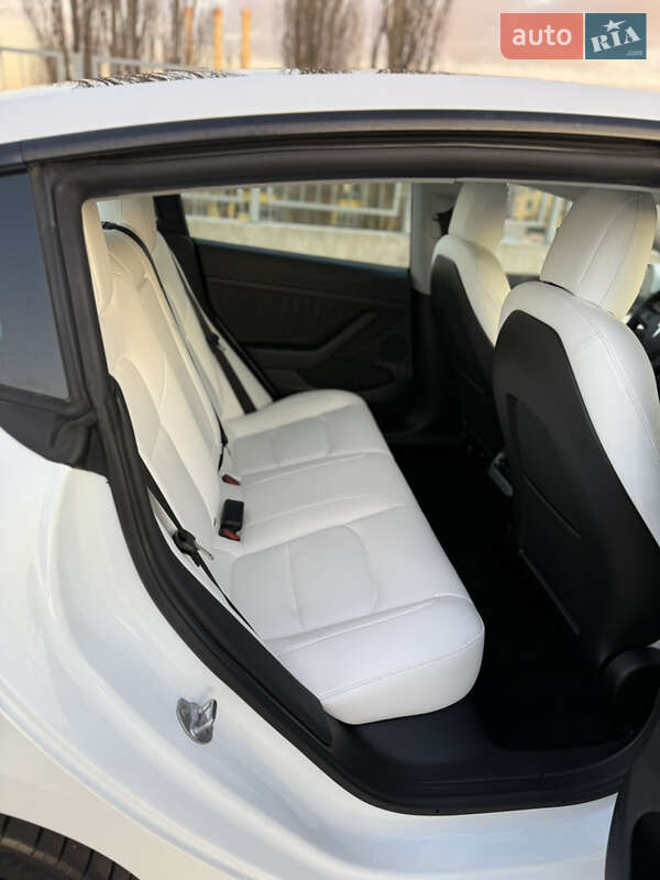 Седан Tesla Model 3 2022 в Киеве