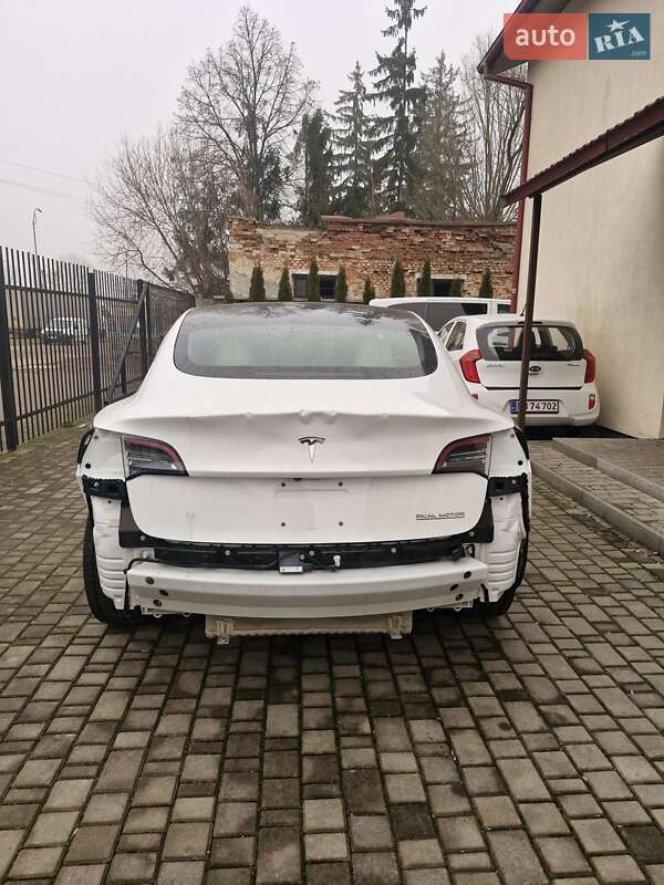 Седан Tesla Model 3 2018 в Львове
