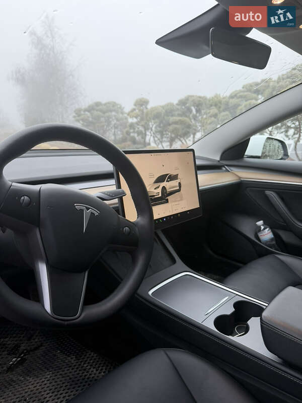 Седан Tesla Model 3 2022 в Черновцах