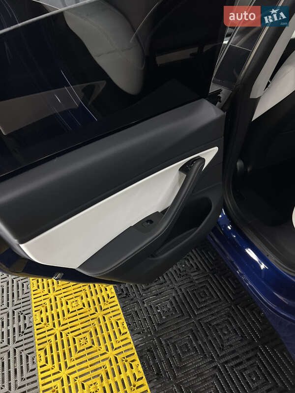 Седан Tesla Model 3 2020 в Киеве