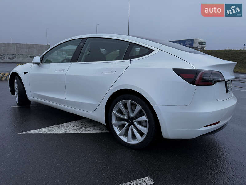 Седан Tesla Model 3 2018 в Львове