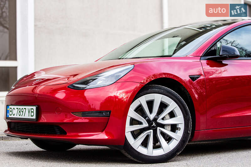 Седан Tesla Model 3 2023 в Львове