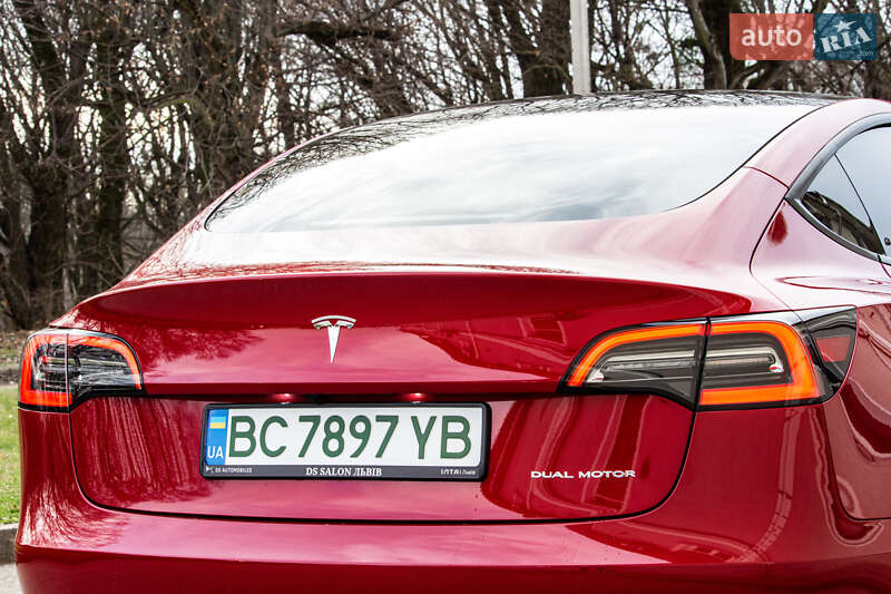 Седан Tesla Model 3 2023 в Львове