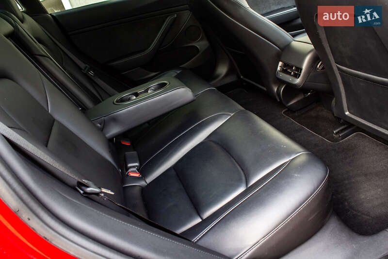 Седан Tesla Model 3 2023 в Львове