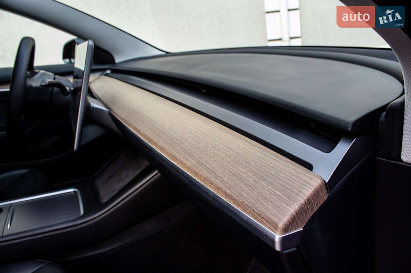 Седан Tesla Model 3 2023 в Львове