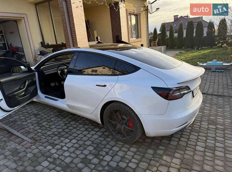 Седан Tesla Model 3 2020 в Черновцах