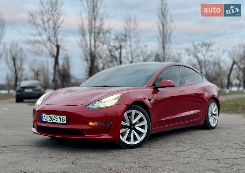 Седан Tesla Model 3 2021 в Кам'янському