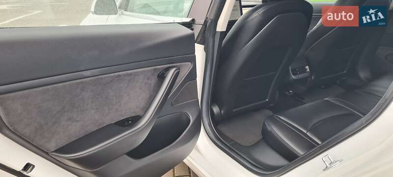 Седан Tesla Model 3 2017 в Нововолынске