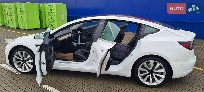 Седан Tesla Model 3 2017 в Нововолынске
