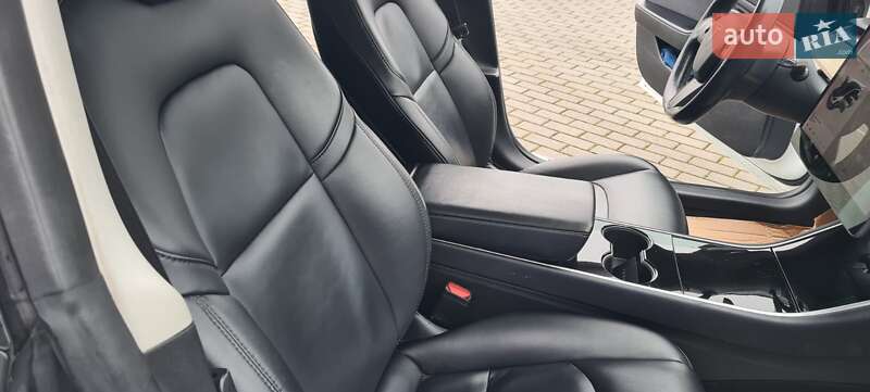 Седан Tesla Model 3 2017 в Нововолынске