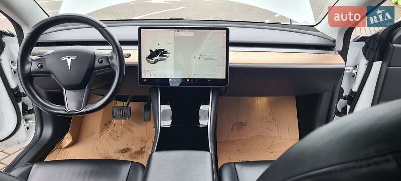 Седан Tesla Model 3 2017 в Нововолынске