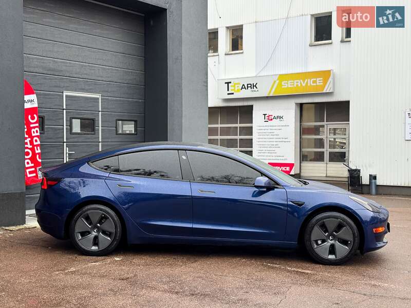 Седан Tesla Model 3 2021 в Киеве