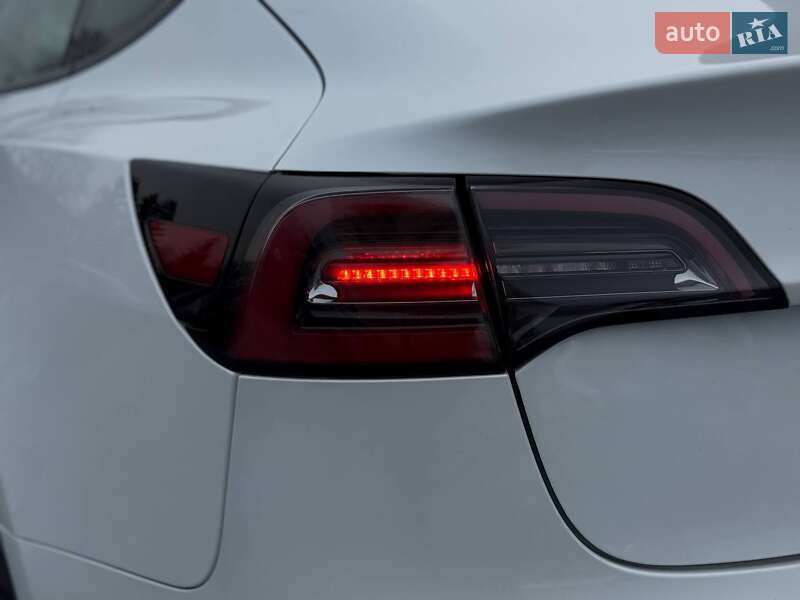 Седан Tesla Model 3 2021 в Ровно