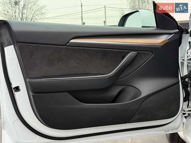 Седан Tesla Model 3 2021 в Ровно