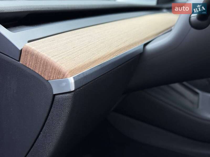 Седан Tesla Model 3 2021 в Ровно