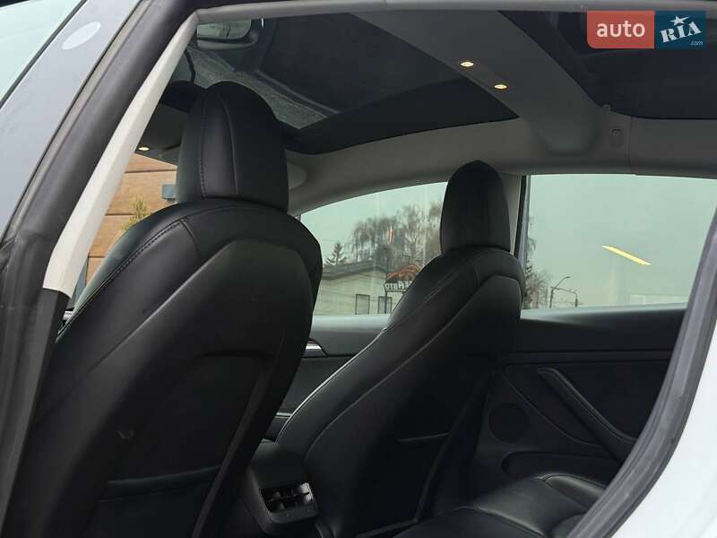 Седан Tesla Model 3 2021 в Ровно