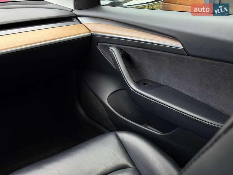 Седан Tesla Model 3 2021 в Ровно