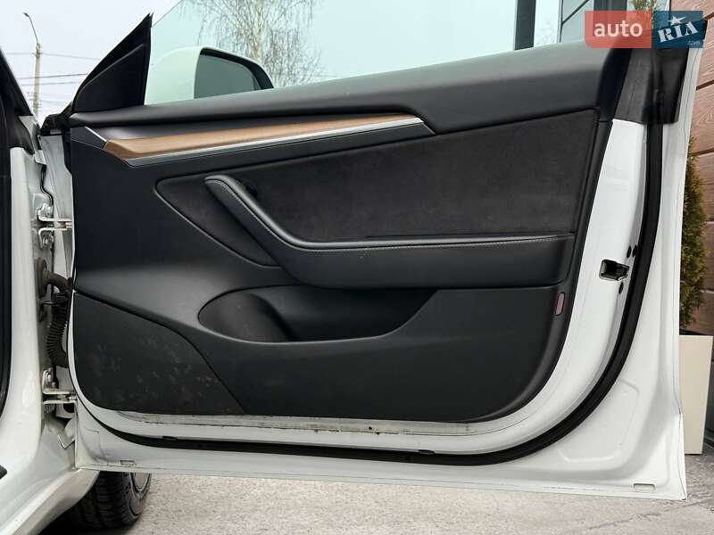 Седан Tesla Model 3 2021 в Ровно