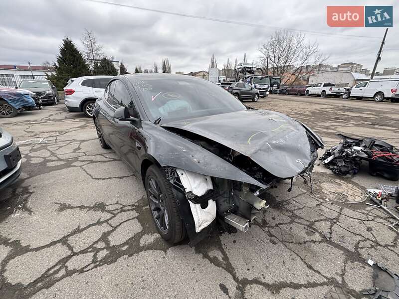 Седан Tesla Model 3 2025 в Сарнах