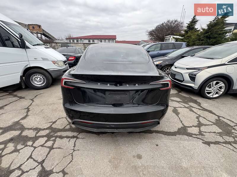 Седан Tesla Model 3 2025 в Сарнах