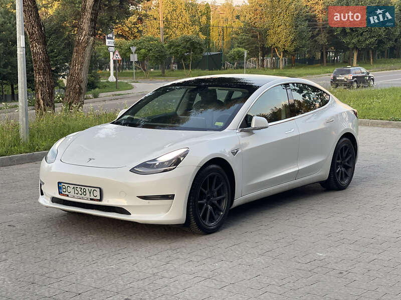 Седан Tesla Model 3 2019 в Новояворовске