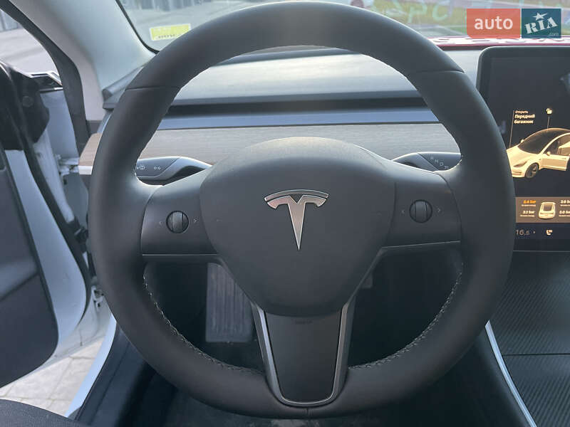 Седан Tesla Model 3 2019 в Новояворовске