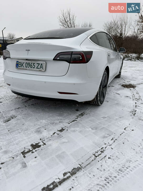 Седан Tesla Model 3 2019 в Ровно
