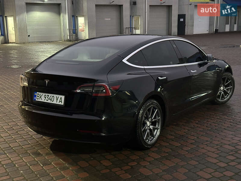 Седан Tesla Model 3 2020 в Ровно