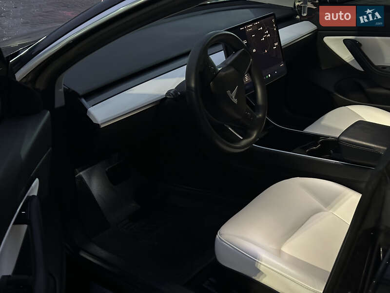Седан Tesla Model 3 2020 в Ровно