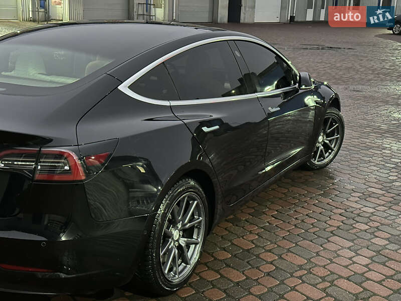 Седан Tesla Model 3 2020 в Ровно