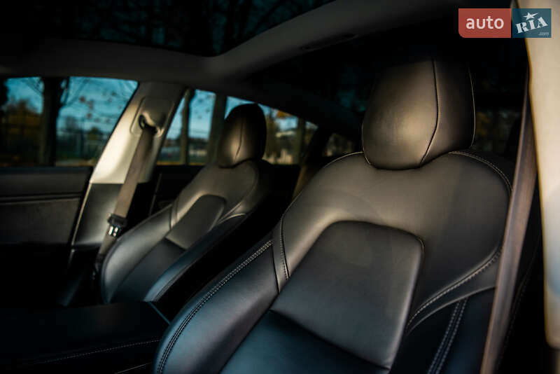 Седан Tesla Model 3 2018 в Львові