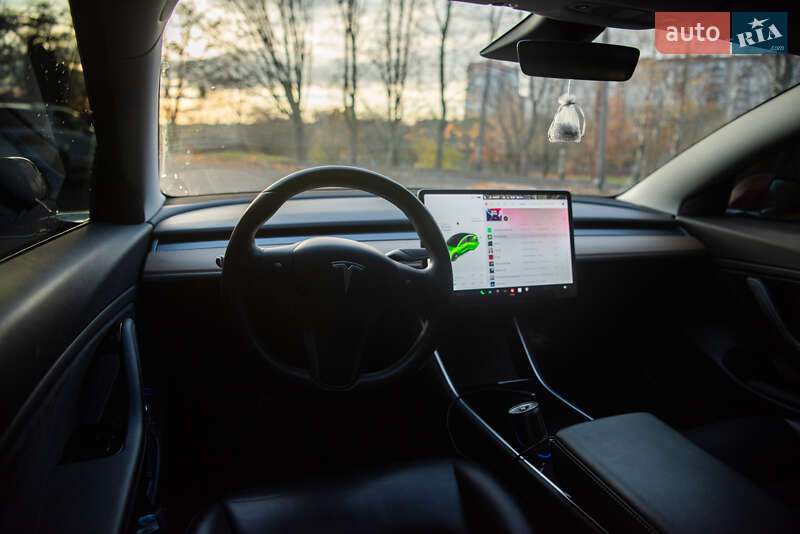 Седан Tesla Model 3 2018 в Львові
