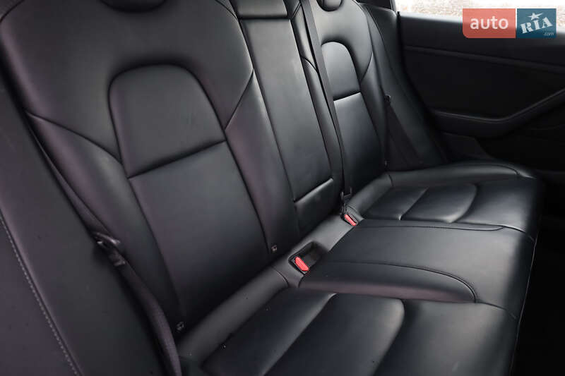 Седан Tesla Model 3 2021 в Новояворовске