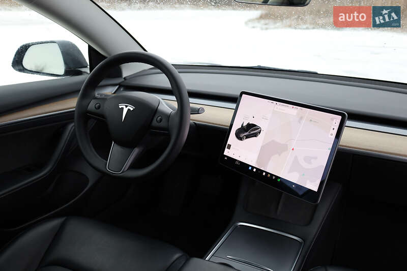 Седан Tesla Model 3 2021 в Новояворовске