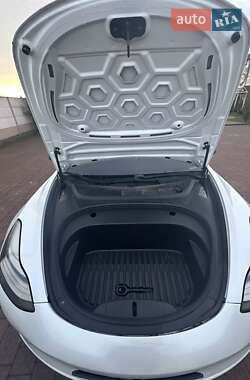 Седан Tesla Model 3 2020 в Стрые
