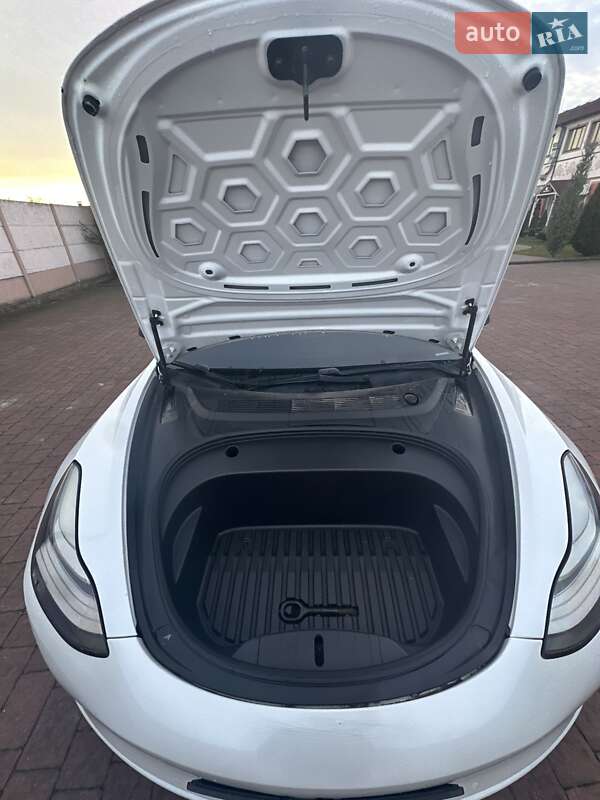 Седан Tesla Model 3 2020 в Стрые