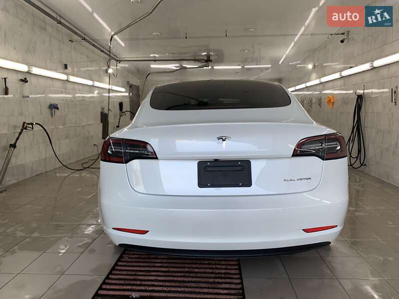 Седан Tesla Model 3 2021 в Нових Санжарах