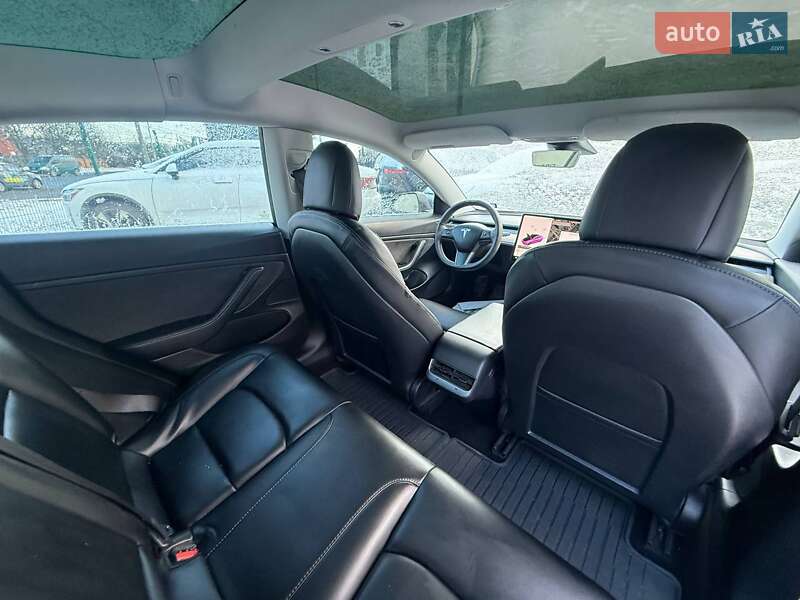 Седан Tesla Model 3 2021 в Луцке