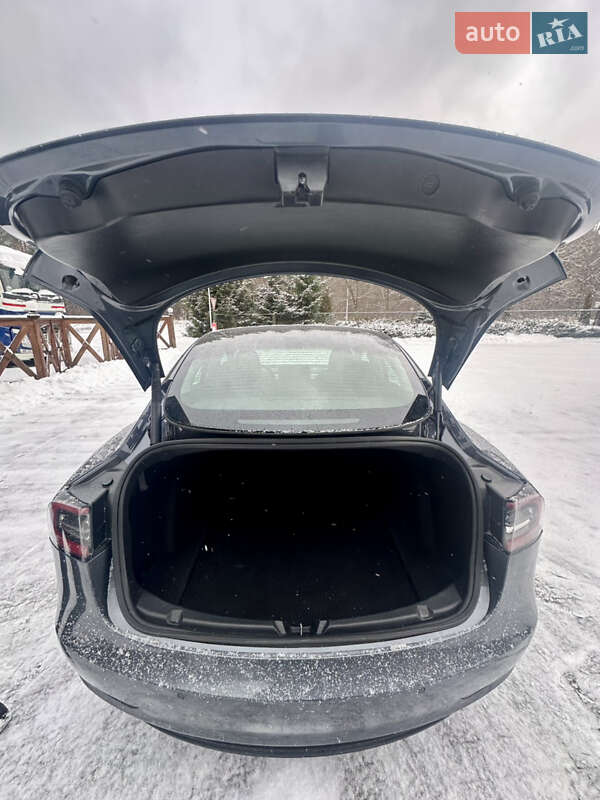 Седан Tesla Model 3 2022 в Львове